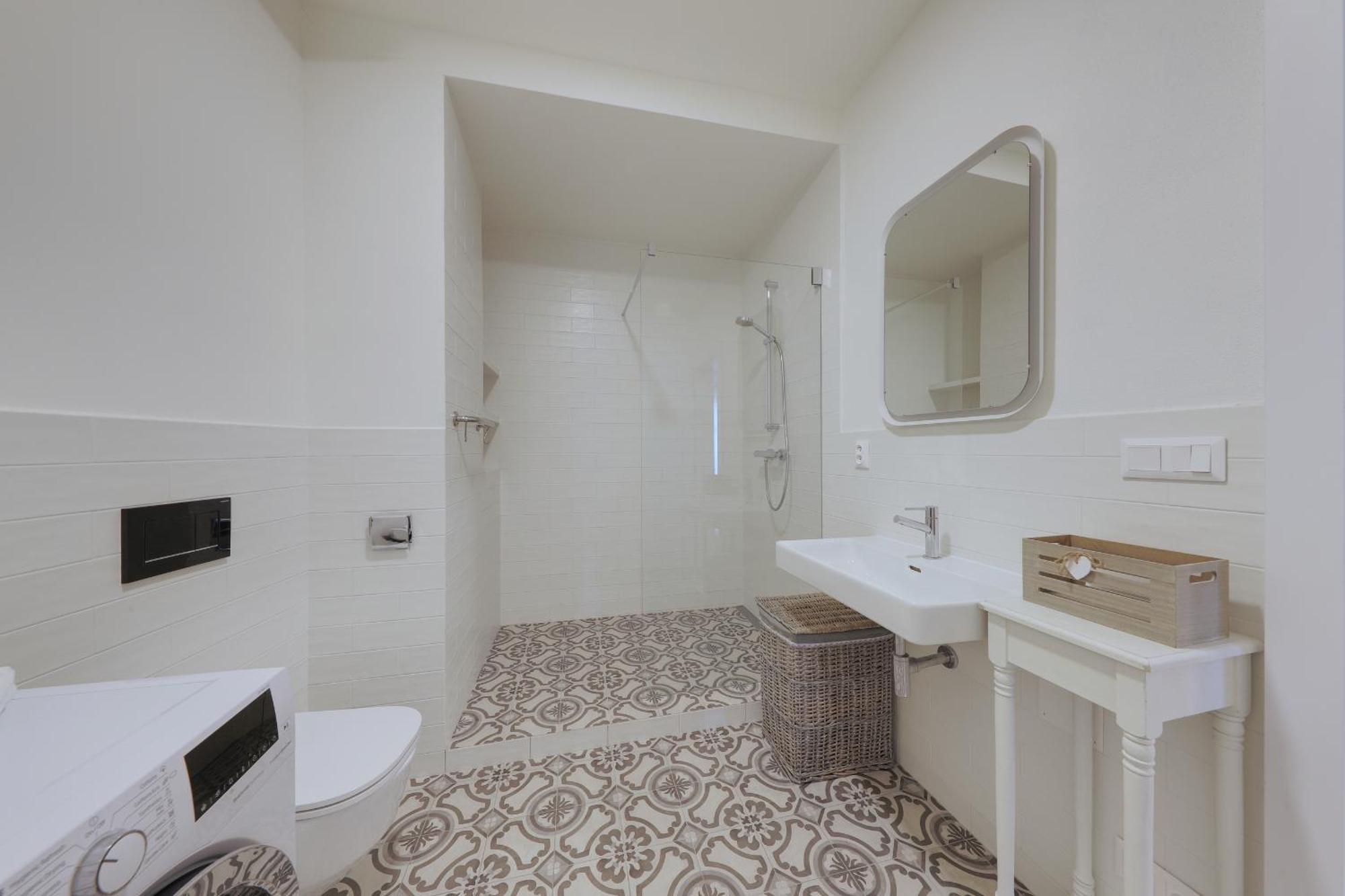 Shone Apartment Old Town 2 Bedroom Братислава Екстериор снимка