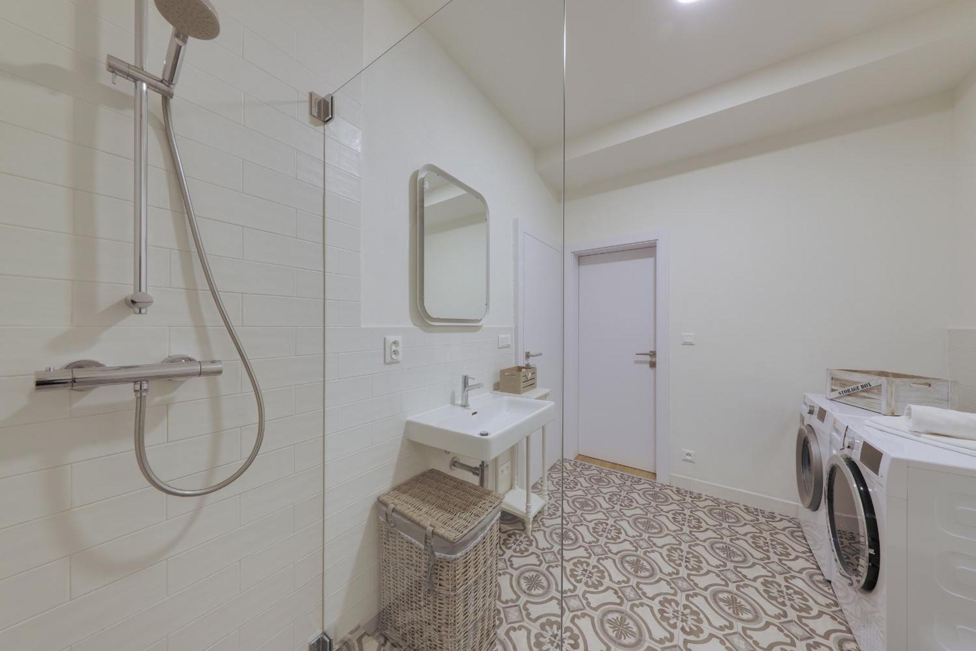 Shone Apartment Old Town 2 Bedroom Братислава Екстериор снимка