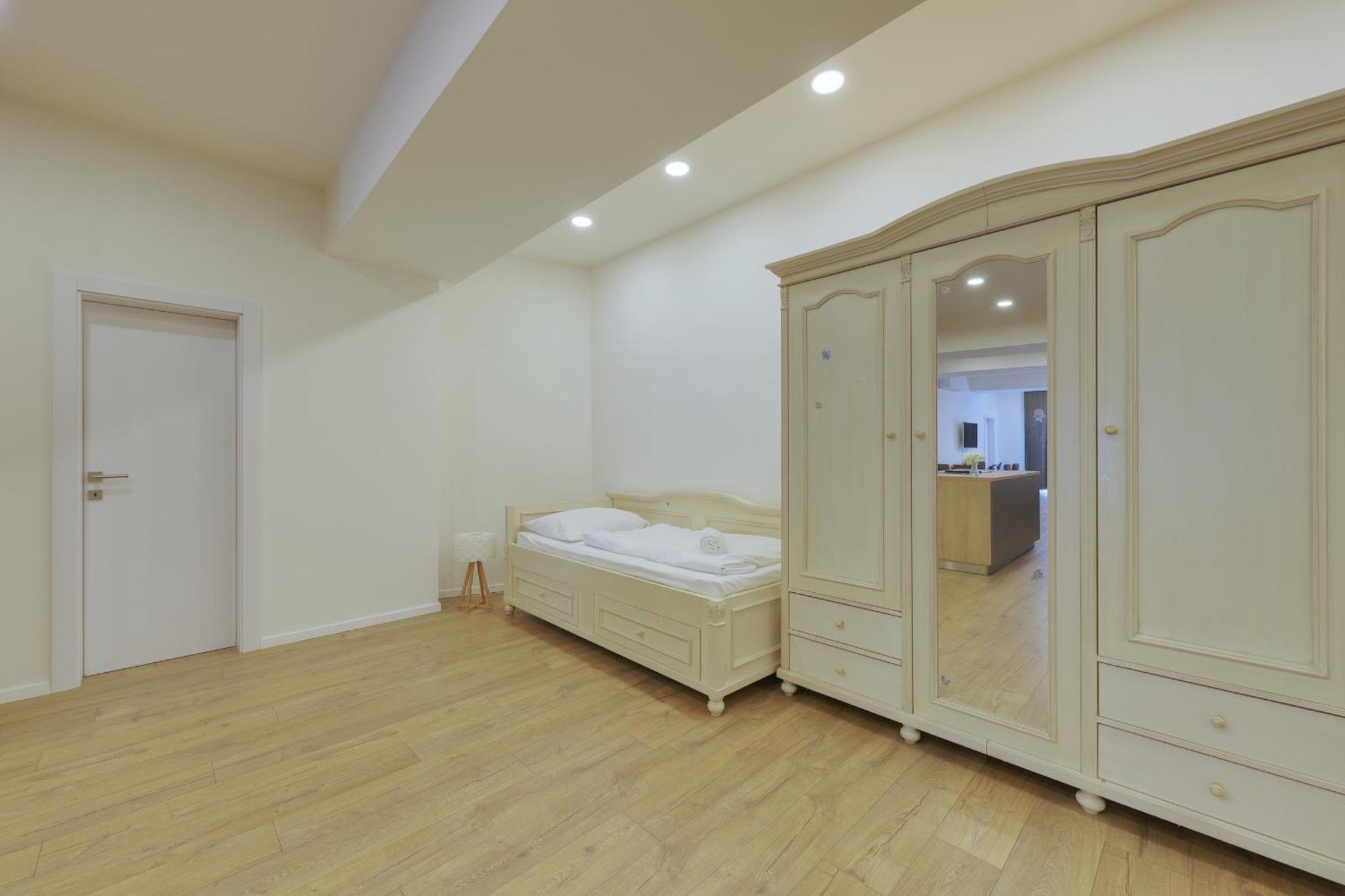 Shone Apartment Old Town 2 Bedroom Братислава Екстериор снимка