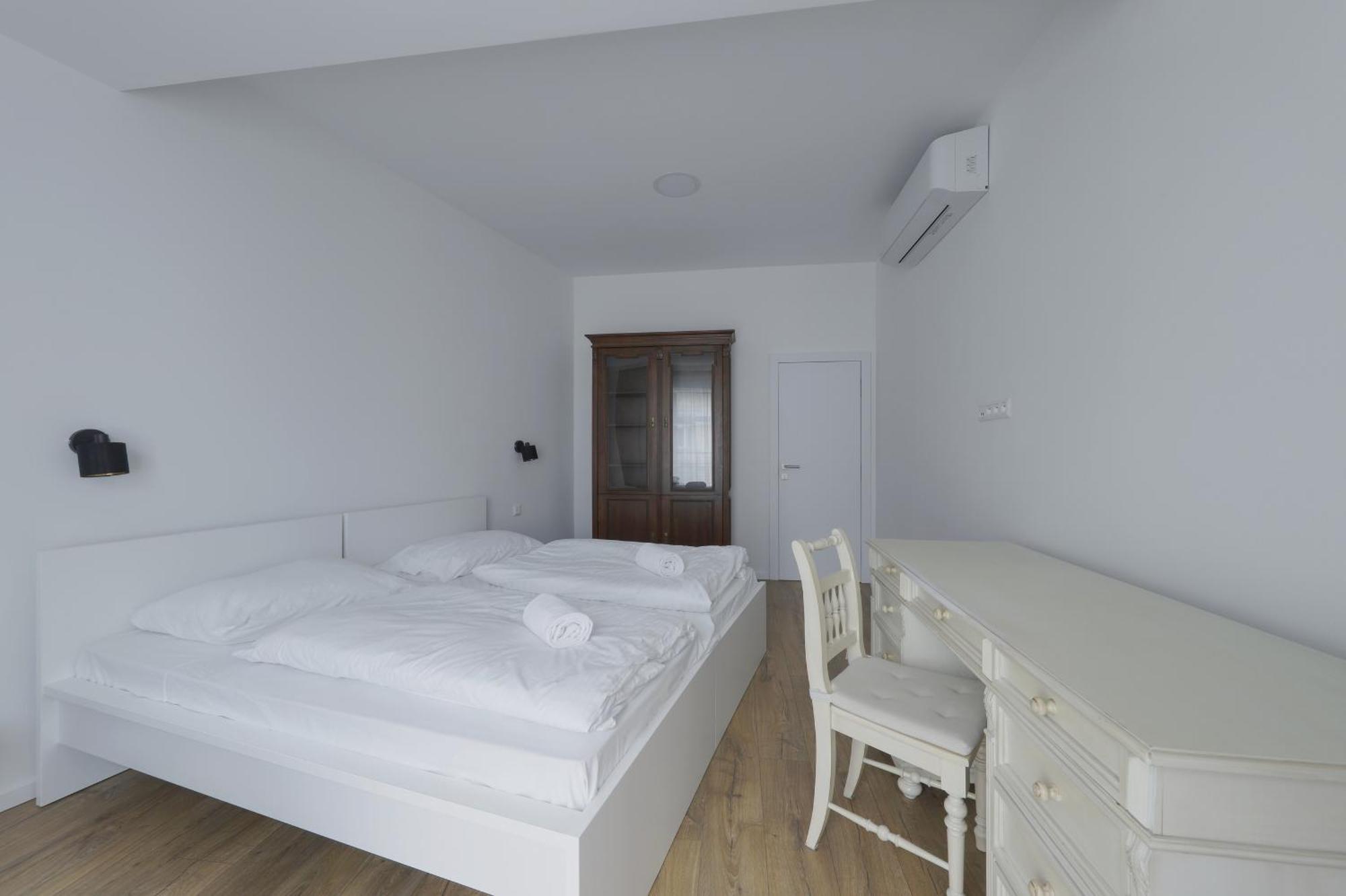 Shone Apartment Old Town 2 Bedroom Братислава Екстериор снимка