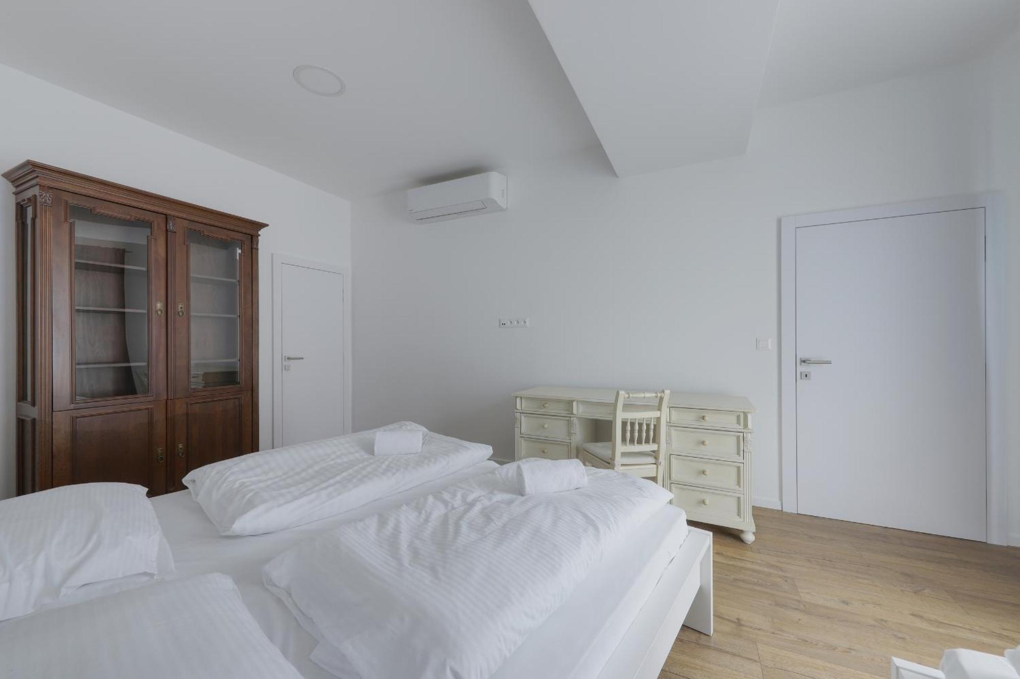 Shone Apartment Old Town 2 Bedroom Братислава Екстериор снимка